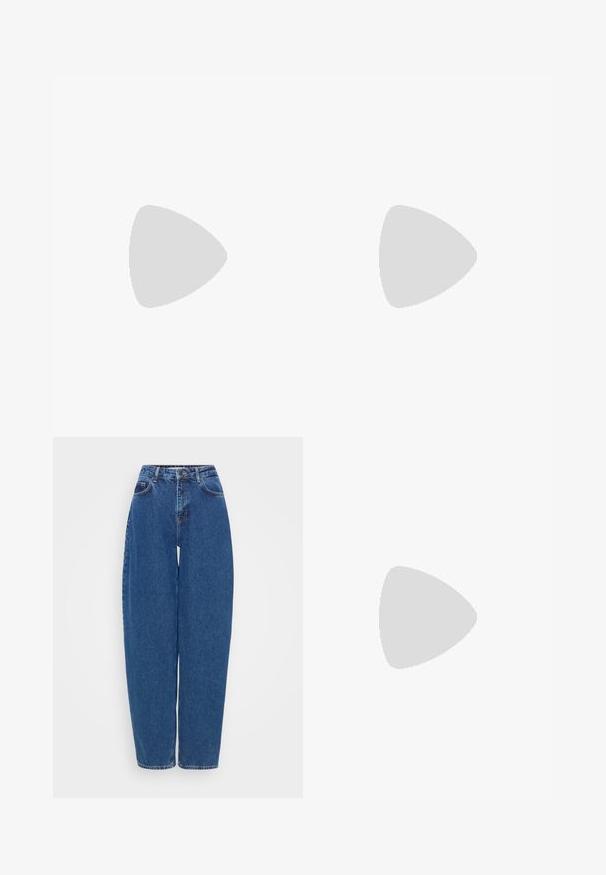 Ermeløs grønn ribbestrikket tank topp med mørkegrønne detaljer langs kantene. Har rund hals og en tettsittende silhuett.; Blå denim jeans med løs passform, høy midje og rett ben-design. Har tradisjonell søm og fem lommer.; Sorte sandaler med stropper, firkantet tå og lav blokk hæl. Har flere tynne stropper og en justerbar ankelstropp. Laget av glatt lær.; Svart lær crossbody-veske med glatt tekstur, rektangulær form og metallkjede detaljer på framsiden. Justerbar stroppe inkludert.