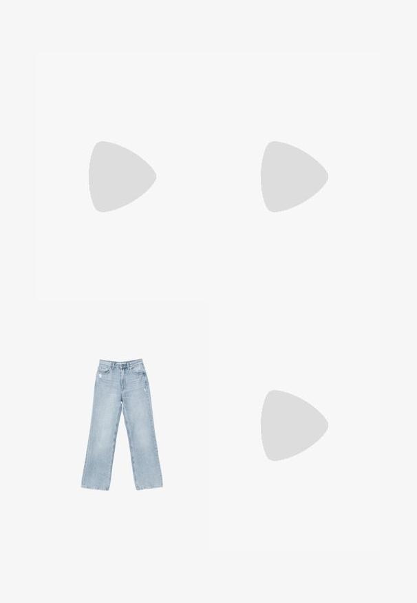 Biela, krátkorpusová blúzka s vysokým golierom a detailom v tvare písmena V. Vyrobená z hladkej tkaniny s jednoduchým, minimalistickým dizajnom.; Svetlomodré denimové džínsy s širokým strihom, poškodenými detailmi, päť vreckami a zipsovým zapínaním.; Čierne syntetické čižmy po kolená s hladkým textúrovaným povrchom a masívnou gumovou podrážkou. Sú vybavené popruhom na zadnej strane pre jednoduché obúvanie.; Okuliare s korytnačími škrupinami s tmavými sklami, oválnym tvarom a širokými ramenami. Majú malý zlatý akcent na boku. Hladký plastový materiál.