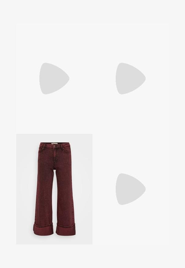 Even&Odd Petite Longsleeve - black; Bordeaux wijdvallende jeans van denim met een gestructureerde afwerking, hoge taille, riemlussen en omgeslagen zoom. Heeft een klassieke vijf-pocketstijl.; Zilveren metallic sandalen met een minimalistisch ontwerp, met dunne banden en een zwarte platte zool. Kenmerken zijn de kruisbandsaccenten.; Zilveren druppeloorbellen met een vierkante stud, voorzien van een gladde, gepolijste afwerking en een druppelvorm, die het licht weerspiegelt met een glanzend oppervlak.
