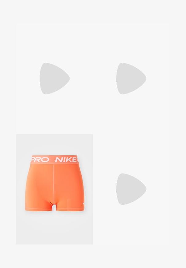 T-shirt orange court en coton, avec un col et des poignets côtelés de couleur crème contrastante, et un logo à carreaux noirs sur le devant.; Shorts Nike Pro en orange vif. Fabriqués à partir d'un matériau lisse et extensible, avec un logo blanc et une inscription sur la ceinture. Présente un design minimaliste.; Chaussure de course blanche avec une tige en mesh respirant, des accents bleus et un design de semelle intermédiaire distinct avec un système de coussinage visible.; Lunettes de soleil de sport avec une monture à motifs verts, des branches noires et des verres gris. Le design présente un style enveloppant avec une forme audacieuse et sportive.
