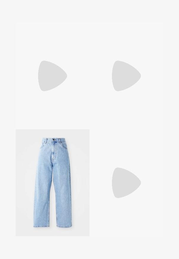 Gul bomulds T-shirt med korte ærmer, rund halsudskæring og en brystlomme med et sort logo-patch. Glat tekstur, afslappet design.; Højhalset lysblå denimjeans med lige vide ben, frontknap, lynlås lukning samt front- og baglommer.; Lyserøde ruskindsneakers med grønne striber, hvide accenter og en brun gummisål. Har tekstureret stof og logodetaljer på siden.; Sølvøreringe med hoop-design, der har rektangulære og trekantede klare krystaller arrangeret i et cirkulært mønster med en central post til fastgørelse.