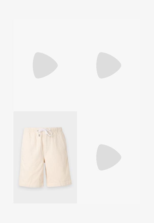 Hvid bomulds t-shirt med korte ærmer, rund hals og et diskret "Scalpers Hotel" logo trykt på venstre brystområde. Blød tekstur.; Beige bomulds-shorts med en afslappet pasform, elastisk talje og hvid snor. Har sidelommer og en glat tekstur.; Lys beige loafers med spids tå, glat materiale, en rem over vampen og en lav brun sål. Simpelt design med minimale detaljer.; Sorte rektangulære solbriller med grønne linser, der har en mat overflade, lige stænger og Ray-Ban-logoet på siden.