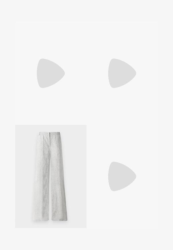 Olijfgroene satijnen camisole met een v-halslijn, voorzien van een doorschijnende gestreepte overlay aan de bovenkant en delicate rafelige randen langs de halslijn.; Lichtgrijze, wijde broek gemaakt van een gestructureerde stof met subtiele verticale lijnen. Voorzien van een rits aan de voorkant en riemlussen.; Paul Smith TOPANGA - Ballerina's - black; Zwarte leren portemonnee met een slank rechthoekig formaat, voorzien van een gouden logo. Inclusief een afneembare schouderband voor draaggemak.