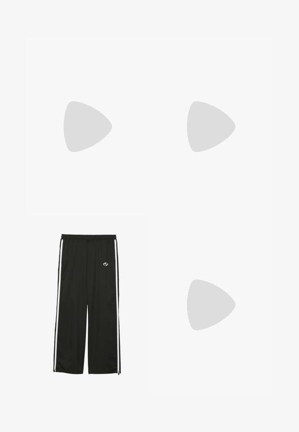 Jack & Jones JJELEGACY BLOCKING TEE O NECK - Nyomott mintás póló - navy; Fekete sportnadrág, amely könnyű anyagból készült, fehér oldalsávokkal, rugalmas derékkal és egy kis logóval az elülső részén.; Barna velúr bokacipő fekete párnázott gallérral, arany fém fűzőlyukakkal, fehér varrási részletekkel és durva gumitalppal, amelynek kifejezett barázdái vannak.; Fekete napszemüveg, téglalap alakú lencsékkel, matt műanyag vázzal és egyenes vonalakkal. A belső karon található a márka logója.