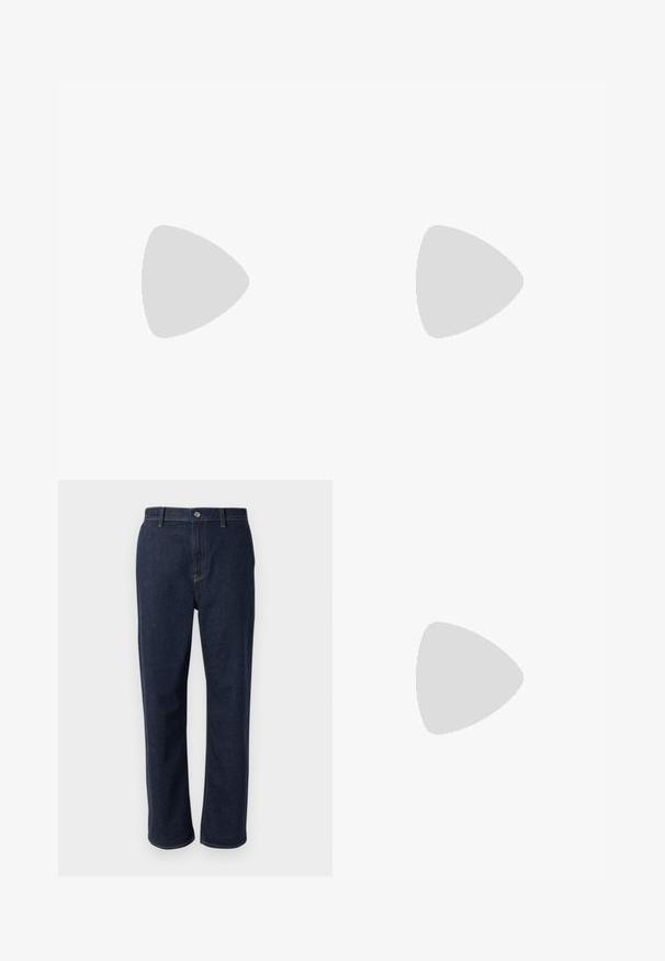 Zwarte lange mouwen top gemaakt van doorzichtig, lichtgewicht materiaal; heeft een ronde halslijn en een aangesloten silhouet. Glad oppervlak, minimale afwerking.; Donkerblauwe denim jeans met een recht lijn ontwerp, voorzien van een ritssluiting, frontzakken en zichtbare stiksels in een contrasterende kleur.; Zwarte gepatineerde leren instappers met een lage blokhak, voorzien van een gestikt ontwerp en goudkleurige decoratieve accenten op het bovenwerk.; Blauwe handtas met patroon van stof, met een gebogen vorm, zwarte leren schouderriem en logo ontwerp in een lichtere tint.