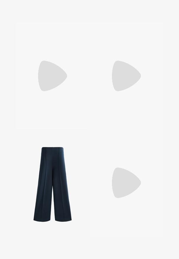 Tricou din bumbac de culoare albastru marin, cu decolteu rotund, mâneci scurte și o croială lejere. Prezintă o culoare uniformă, fără modele sau embellishments.; Pantaloni cu picioare ample, din material de culoare albastru închis. Prezintă un talie înaltă, pliuri frontale și o textură netedă. Fără buzunare vizibile sau accesorii metalice.; Botine din suede maro cu căptușeală de blană crem, asortate cu pantaloni din denim largi, cu margini desfăcute și o manșetă din denim mai deschis.; Geantă structurată roz, confecționată din piele texturată, cu două mânere superioare, închidere cu clip și accente metalice contrastante.