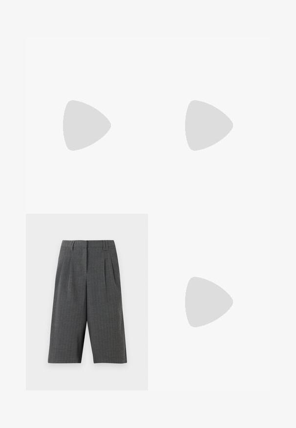 Valkoinen hihaton toppi, jossa on korkea kaulus ja puolivetoketju. Sisältää ribbitekstuuri ja pienen bränditunnisteen helmassa.; Harmaat houndstooth-shortsit, joissa on pleateja, räätälöity muotoilu ja keskivartalon pituus. Valmistettu tekstuuri materiaalista, ei näkyviä kiinnityksiä.; Musta nahkainen taistelukenkä, jossa on korkea varsi, nauhakiinnitys edessä, teksturoituja yksityiskohtia, paksu pohja ja ommeltu viimeistely. Varustettu takaosan vetolenkillä.; Vaaleanpunainen tekokäsinehandbag, jossa on pyöreä muoto, ja joka esittelee nauhakiinnityksen metallisilla silmukoilla ja satiinikoristeella. Mukana on lyhyt kahva.