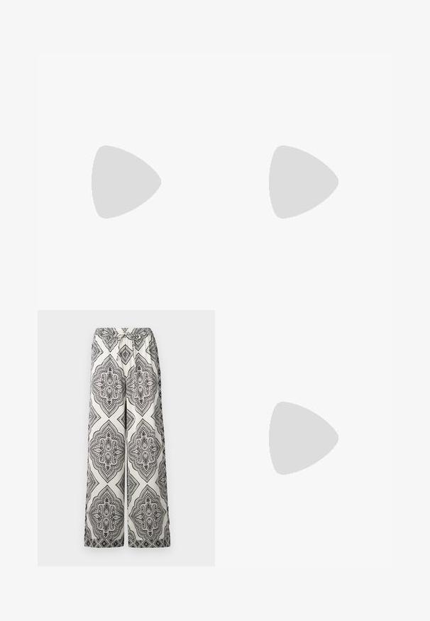 Weißes Baumwoll-T-Shirt mit einer bedruckten Illustration eines gefleckten Hundes, der eine Krone und eine Halskette trägt, mit dem Text "Ich kann meine flecken nicht ändern."; Weite Hose in Creme mit einem schwarzen, kunstvoll gestalteten Diamantenmuster. Sie verfügt über einen elastischen Bund mit einer Krawatten-Detail und einer glatten Textur.; Schwarze Lackleder-Slingback-High Heels mit spitzem Schuh und einem geometrischen Blockabsatz. Verfügt über ein schlankes, minimalistisches Design und eine glatte Textur.; Schwarze Lederhandtasche mit geschwungener Form, abnehmbarem Tragegurt und goldenen Beschlägen. Die Tasche verfügt über einen Deckel mit einer Schnallen-Details.