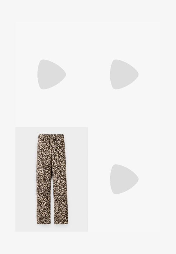 Rød ribbet tanktop med lige halsudskæring og tætsiddende silhuet, lavet af glat stof. Ingen synlige lukninger eller mønstre.; Leopardmønstrede bukser med elastisk talje, letvægtsstof, lige ben design og en tan baggrund med mørkebrune pletter.; Sorte patenterede hælsandaler med firkantet tå, ankelremme og sølvspænder. Har en chunky blokHæl for stabilitet.; Brun læder tote taske med en glat overflade, åben topdesign og to skulderremme. Har minimal syning og ingen synlig hardware.