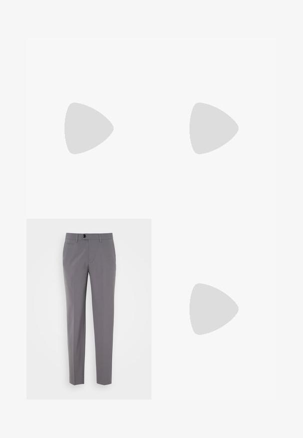 Korte mouwen polo shirt in zachte crèmekleurige stof met verticale ribbelstructuur, voorzien van een klassieke kraag en een twee-knopenlijst.; Grijze op maat gemaakte broeken met een gladde textuur, rechte pijpen, sluiting met één knop en voorzakken. Geen zichtbare patronen of accenten.; Zwarte lederen instappers met een ronde neus, verhoogde stiksel details op de voet en een platte rubberen zool. Gladde textuur, klassiek ontwerp.; Donkerblauwe leren aktetas met dubbele bovenhandgrepen en een afneembare schouderband. Kenmerkt zich door een gestructureerde afwerking, verticale stiksels en een logo-detail.