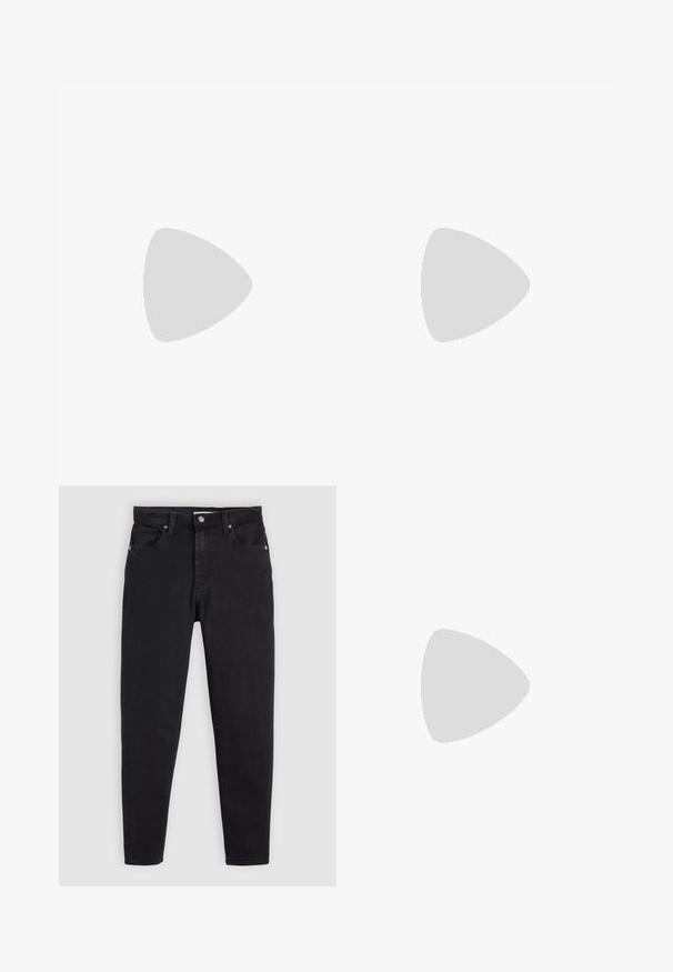 Två kortärmade T-shirts, en vit och en orange, tillverkade av bomull. Båda har en liten röd Levi's-logotyp på bröstet.; Svarta denimjeans med en smal passform, fem fickor och silverfärgad hårdvara. Har en knappstängning och en slät yta.; Vita plattformssneakers i slät läderstruktur, med perforerad detaljering och platta snörningar; har en tjock vit gummisula.; Beige tygpås med rundad form, med en platt topp och subtila sömdetaljer. Inkluderar en minimalistisk logotyp och en sidoremsa.