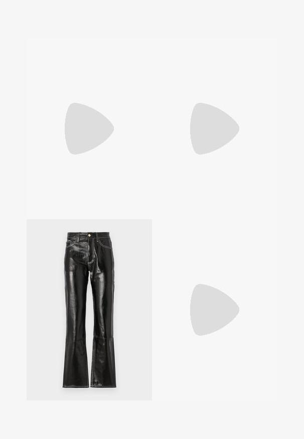 Camiseta sin mangas blanca con ribete azul que presenta un gran gráfico azul de "Stieglitz" en la parte delantera. Fabricada con una tela suave y ligera.; Pantalones negros de tiro alto y acampanados, hechos de un material brillante con costuras en blanco contrastantes y cremallera frontal. Incluye dos bolsillos delanteros.; Chanclas negras de cuero lisas, con correas entrecruzadas y detalles troquelados, y una suela plana y flexible.; Bolso de cubo negro de cuero con un acabado texturizado, acentos de hardware dorado y parte superior abierta. Cuenta con un asa corta y una correa de hombro ajustable.