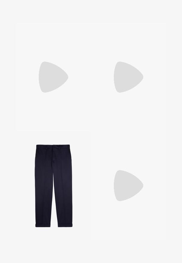 Sort bomulds T-shirt med rund halsudskæring, med et dristigt, slidt hvidt grafisk design på brystet. Korte ærmer.; Mørkeblå bukser med lige snit, lavet af glat stof, med flad front, sidelommer og manchetter.; Hvide sneakers med ruskindsdetaljer, rund tå, flade snørebånd og en cremet gummisål. Har grøn branding på hælen.; Sort læder skuldertaske med en glat overflade, rektangulær form og en lang rem; har et lille hvidt logo i midten.