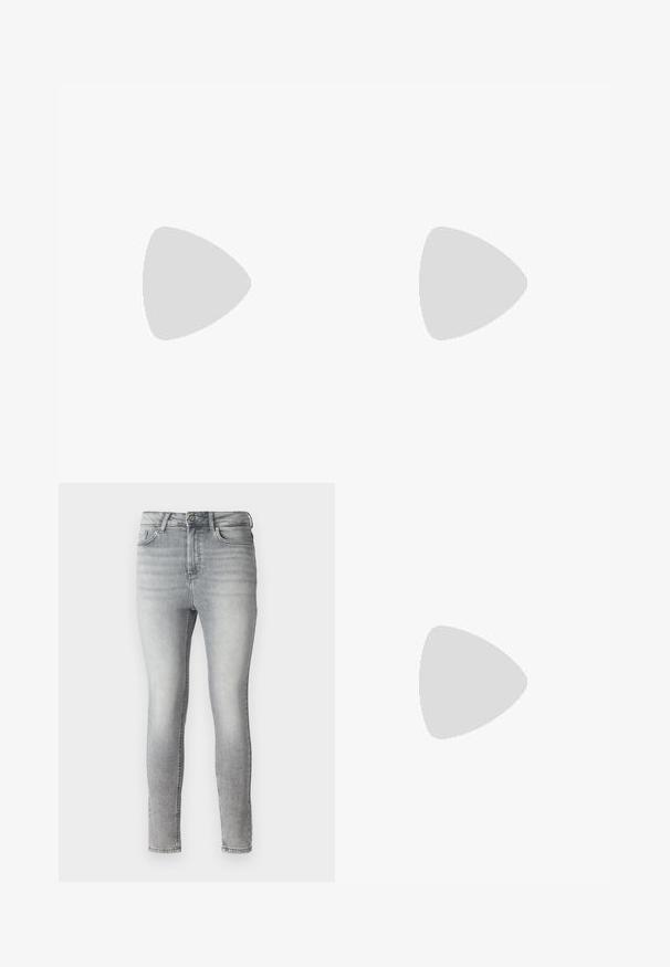 Két hosszúujjú felső: egy krémszínű, cropped stílusú és egy zöld, normál hosszúságú, raglan ujjal. Mindkettő puha anyagból készült.; Szürke farmer vékony fazonú nadrág sima textúrával, öt zsebes kialakítással, és gombbal, valamint cipzárral a deréknál. Koptatott hatás az egész darabon.; Fehér lakkbőr laposcipők hegyes orral, két díszes pánttal ezüst csatokkal, és egy diszkrét barna talppal.; Fekete kézi táska strukturált formával, sima textúrával és fémből készült záródással. Széles fekete nadrággal és nyitott orrú szandállal párosítva, fából készült padlón.