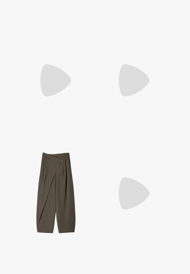 Grøn, ærmeløs top med rund halsudskæring og let strukturerede skuldre. Har et tekstureret stof og en diskret lynlås i ryggen.; Bredde-bukser i mørke olivengrønne stoffer, med en plisseret frontdesign, en knaplukning og en poleret, struktureret overflade.; Sort læder trench coat med knapper og bælte detalje, parret med lysebrune tætsiddende bukser og sorte loafers, siddende på en træstol.; Sorte solbriller med brune tonede linser; rektangulær form med en tyk ramme, herunder diskrete hardwaredetaljer på stængerne.; Sort læder trekantet håndtaske med en enkelt justerbar skulderrem og en blød, let slappet struktur.