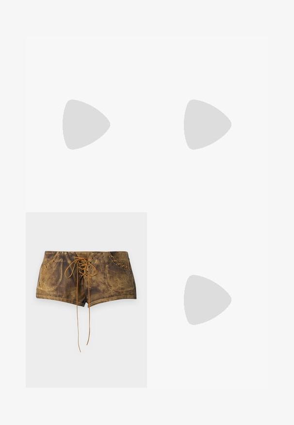 Gestuftes Langarmoberteil mit einem dunkelgrauen, gerippten, cropped Top über einem hellblauen Langarm-Basisschicht und einem braunen Kurzarmhemd.; Braune Schnürshorts mit strukturiertem Oberflächendesign und kontrastierenden sandfarbenen Schnürsenkeln. Verfügt über Ösen und ein tailliertes Design für eine enganliegende Passform.; Weiße Absatzsandalen mit einem Riemchen-Design, hohen Stilettos, gepolstertem Knöchelriemen und schlankem, quadratischem Zehenbereich. Glatte, strukturierte Oberfläche.; Beige Wildleder-Handtasche mit einem gerafften Stoffgriff, zwei vorderen Taschen mit Zugverschluss und subtilen Texturakzenten.