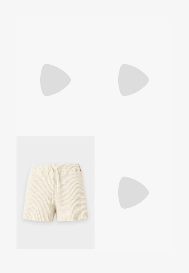 Perzikkleurig tanktop met dunne bandjes, versierd met een zwart grafisch print van het merk "Volcom" en verschillende ontwerpen, waaronder schedels en vormen.; Crème kleurige gebreide shorts met een ribbeltextuur, een elastische tailleband en een trekkoord. Bevat een klein accentlabel aan de zijkant.; Crème- en lavendel-sneakers met drie strepen en een gestructureerde bruine zool, voorzien van veters en een gewatteerde hiel. Zachte stoffen bovenkant.; Zonnebril met ovale paarse lenzen, een metalen frame en dunne pootjes. Duidelijke neuspads en subtiele branding op de poot.