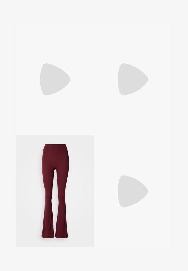 Svart langermet tettsittende T-skjorte med rund hals og rett kant, vist på hvit bakgrunn.; Høy midje, dype røde leggings med en tettsittende lår og utvidet leggdesign på en nøytral bakgrunn.; Svart høyglans sandaler med hæl, firkantet tå, ankelremmer og sølvspenner. Har en kraftig blokkhæl for stabilitet.; Svart lær tote bag med glatt tekstur, rektangulær form og to lange håndtak. Ingen synlige deler eller dekorasjoner.