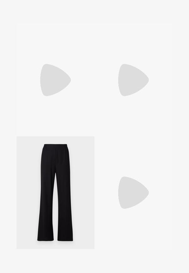 Converse FOREST ART TEE - T-shirt imprimé - black; Pantalons larges noirs en tissu doux et extensible. Ils disposent d'une taille élastique et d'une texture lisse sans motifs visibles.; Baskets noires avec une semelle en caoutchouc épaisse, un dessus en tissu texturé, un bout rond et un design à lacets. Présente des œillets renforcés et une languette à l'arrière.; Sac fourre-tout en cuir noir avec une texture lisse, de forme rectangulaire et deux longues poignées. Pas de matériel ou d'ornementations visibles.