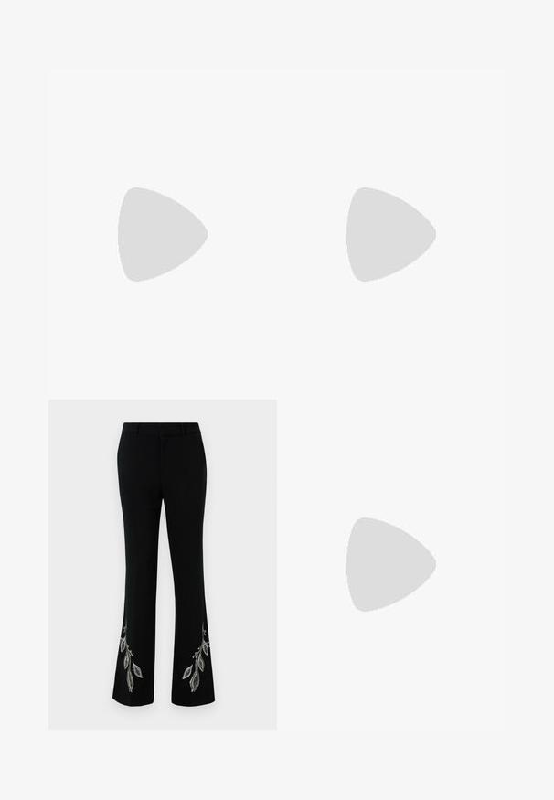 Camiseta sin mangas blanca confeccionada en tejido acanalado, con cuello redondo y dobladillo recto. Diseño sencillo sin adornos adicionales.; Pantalones negros acampanados con bordados decorativos de hojas plateadas en el dobladillo. Presenta una tela suave, un corte entallado y un diseño de frente plano.; Zapatos de charol marrón con tacón alto y delgado, y punta afilada. Presentan un diseño elegante y una textura de superficie suave.; Loeffler Randall BELLAMY OVERSIZE HEADBAND - Hair Styling Accessory - cream