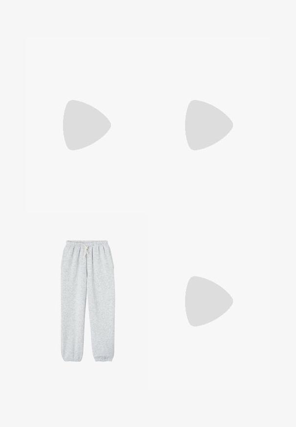 T-shirt grigio a maniche corte con texture a coste, scollatura rotonda e forma aderente, con un'etichetta del marchio discreta.; Pantaloni grigi in felpa realizzati in tessuto morbido, con vita elasticizzata e cordino, e polsini elasticizzati alle caviglie.; Infradito neri con suola in gomma testurizzata, due cinghie sottili e un sottile dettaglio del logo impresso sulla cinghia.; Occhiali in tartaruga con lenti ovali e una finitura liscia e elegante. Presentano aste sottili con una leggera curva alle tempie. Lenti trasparenti.; Foulard bianco in seta con un motivo geometrico nero ripetuto, bordato con un bordo nero solido. Leggero e con una texture liscia.