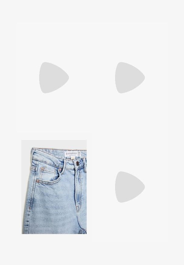 Kortärmad topp med långa ärmar. Har en krämfärgad kropp och ärmar i teal. Tillverkad av mjuk bomull, med rund halsringning och minimala sömdetaljer.; Ljusblå denimjeans med hög midja, fem fickor, kopparfärgad hårdvara och subtila blekningar, med en etikett i midjan.; Vit sneaker med texturerat mesh och släta syntetiska komponenter, med en tjock sula och svart text på hälen. Kombinerad med ljusblå jeans.; Sköldpaddsformade fyrkantiga solglasögon med gradientbruna linser, med guldaccenter på bågarna och en tjock, glansig ram.