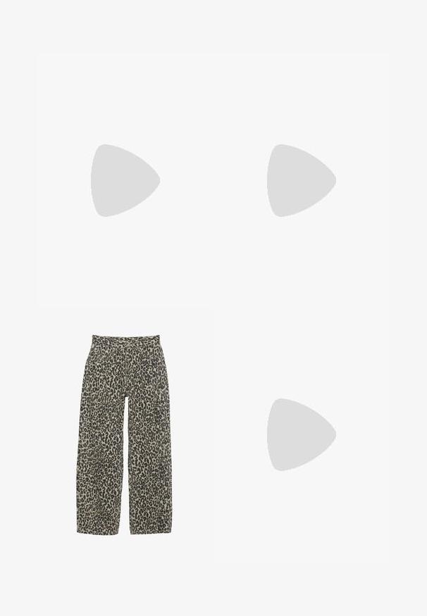 Camisole noire, en tissu doux, avec des fines bretelles réglables, un col rond et une texture lisse. Sans motifs ni accents.; Pantalons à jambes larges en imprimé léopard dans une palette de couleurs beige neutre et noir. Caractéristiques : taille haute, cinq poches et fermeture à bouton.; Baskets avec une tige en cuir blanc, un bout en daim gris et trois bandes noires. Présente un logo bleu sur la languette et une semelle en caoutchouc texturée.; Sac à main en cuir verni noir avec une texture crocodile, quincaillerie dorée, une poignée supérieure et une bandoulière amovible. Forme rectangulaire avec une fermeture à rabat.