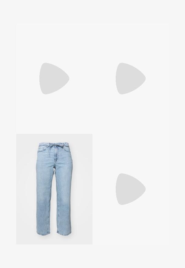 Trys maudymosi marškiniai: balti su mėlynu gėlių raštu, vienspalviai balti ir vienspalviai tamsiai pilki. Savybės: plonos petnešėlės ir banguota apdaila.; Šviesiai mėlyni džinsai su laisvu tiesiu kirpimu, penkiais kišeniais ir liemeniu su diržo kilpomis. Nusidėvėjęs paviršius su švelniu išblukimu.; Juodos suedes baleto bateliai su suapvalintu pirštu, su dekoratyvine juostele priekyje ir plokščiu pado dizainu. Lygus paviršius ir klasikinė forma.; Vėžlio kiauto saulės akiniai su stačiakampiais rudi objektyvais, storu rėmu ir siaurais rankenėlėmis, dekoruotomis skirtingų atspalvių ruda spalva.