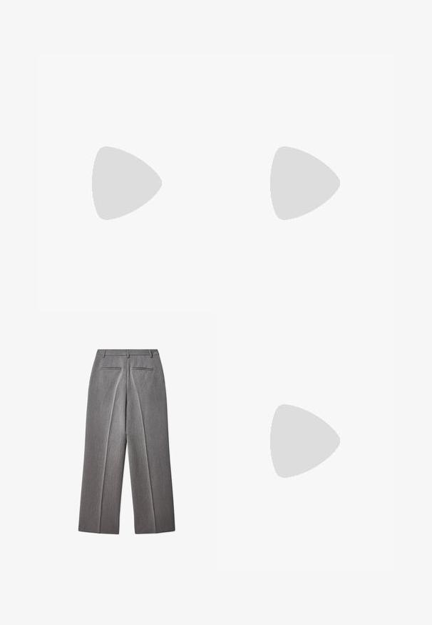 Rjava halter top iz gladkega, teksturiranega materiala, z prilegajočim telesom in širokimi naramnicami, ki se povezujejo pri vratu in hrbtu.; Sive prirejene hlače z ravnim sprednjim delom, ravnim krojem, dvema zadnjima žepoma in subtilno teksturo.; Črne usnjene loafer čevlje z nizko blok peto, zaobljenim nosom, okrasnim trakom in teksturiranim šivom na zgornjem delu. Gladek zaključek.; Črne oversize sončne očala z ovalnimi lečami, gladkim plastičnim okvirjem in zlatenimi detajli na templjih. Temne leče zagotavljajo zaščito pred soncem.; Kampanja torba iz platna v kremni barvi z mornarsko modrimi usnjenimi detajli. Ima dva dolga ročaja, sprednji žep in šivane podrobnosti. Logotip na sprednji strani.; Zlata kvadratna zapestnica z zelenim gradientnim številčnicom, zlatimi uretnimi oznakami in mrežasto zapestnico. Ime blagovne znamke "CLUSE" je prikazano na številčnici.