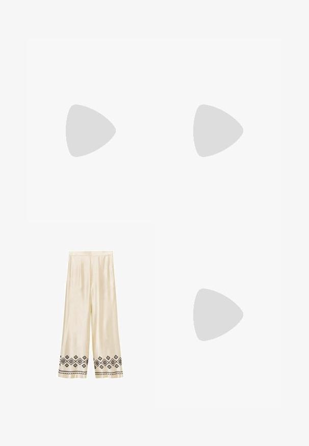 T-shirt à manches courtes en tissu doux, doté d'un imprimé animal abstrait en bleu canard et crème, avec un col en V et un léger froncé aux manches.; Pantalons palazzo en satin couleur crème avec des motifs géométriques noirs brodés le long de l'ourlet. Présente une texture lisse et une silhouette ajustée.; Escarpin en cuir beige à talon carré avec un bout pointu, bord noir le long de l'ouverture, et une fine bride arrière réglable avec des accessoires en or.; Sac à main en cuir crème avec une forme de croissant, quincaillerie dorée, accents noirs et une bandoulière amovible. Présente un détail en chaîne et une étiquette.