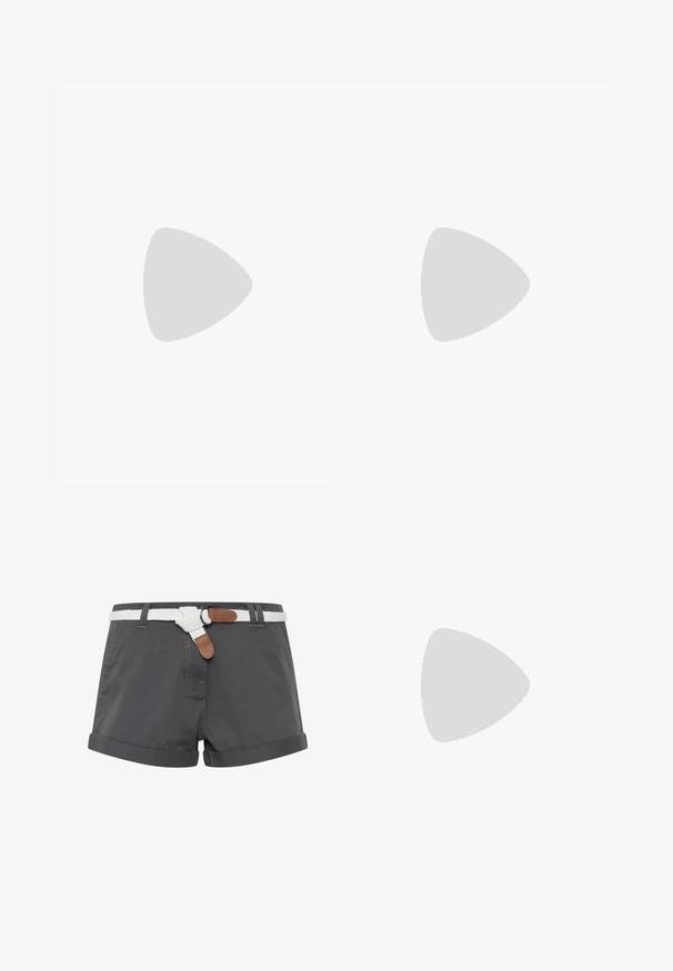 Graues Kurzarmoberteil mit asymmetrischem Design, geraffter Textur an der Seite und rundem Ausschnitt. Hergestellt aus weichem, elastischem Material.; Graue Baumwollshorts mit umgeschlagenen Säumen, ausgestattet mit einem weißen geflochtenen Gürtel und braunen Lederakzenten. Nähte sind auf dem Stoff sichtbar.; Graue Lederstiefel bis zur Wade mit einem lässigen Design, spitzer Zehenform und gestapelt Hohem Absatz. Auffällige Nähte im Bereich der Zehen.; Blauer Handtasche aus glänzendem Material mit Wolkenmuster, verfügt über eine geschwungene Form und einen passenden Schultergurt. Silberne Hardware-Akzente.