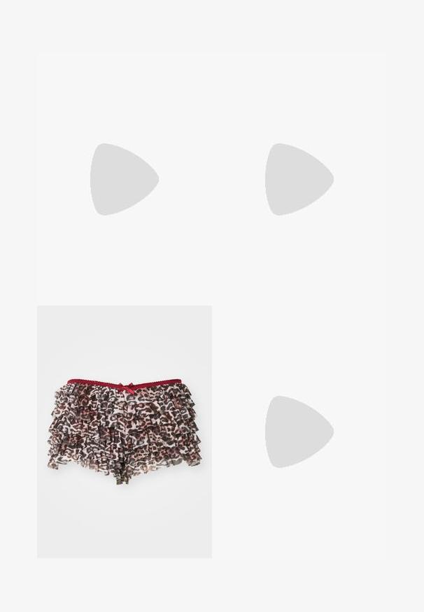 Top bianco lavorato a maglia con maniche a 3/4, caratterizzato da un motivo geometrico. Collo rotondo e dettaglio a goccia sul retro. Tessuto morbido e testurizzato.; Shorts a stampa leopardata floreale con volant sovrapposti, caratterizzati da una vita in pizzo rosso e un piccolo fiocco decorativo sulla parte frontale.; Stivale da cowboy in pelle marrone con punta affusolata, tacco a cuneo e ricami decorativi. Presenta un'asta alta e una linguetta per facilitare l'indossamento.; Occhiali da sole cat-eye con una montatura tartarugata nera e arancione, lenti marroni e punte affusolate e eleganti. Presentano un logo minimale sulla asta.; Maglietta grigia corta, pantaloni scuri e ballerine argentate metalliche. Tiene una borsa marrone scuro con una fibbia argentata. Design semplice e materiali morbidi.