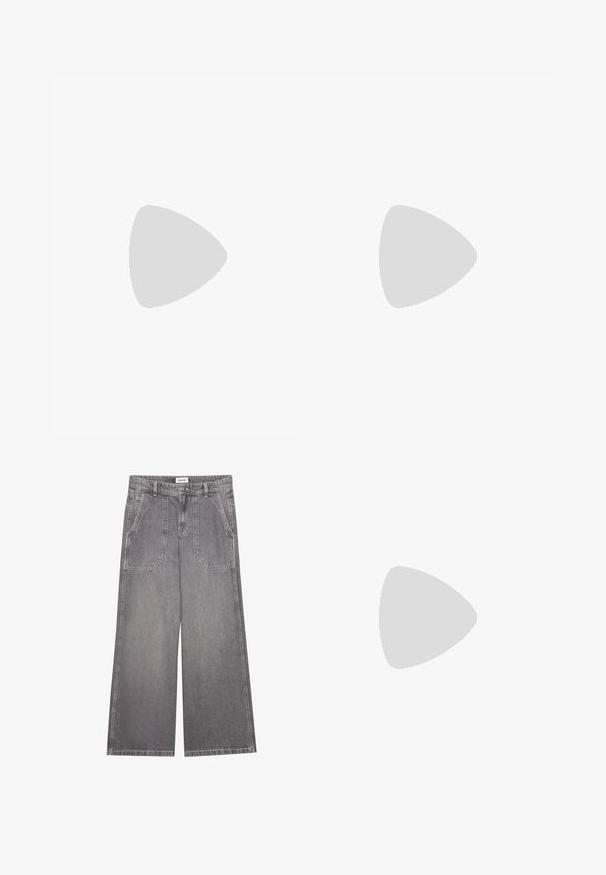 Musta pitkähihaisia paita, joka on valmistettu teksturoidusta materiaalista, jossa on ryppyinen muotoilu. Paidassa on pyöreä kaula-aukko ja helma, joka yltää vyötärölle.; Harmaat leveälahkeiset farkut, jotka on valmistettu denimestä. Ne tarjoavat korkean vyötärön, kaksi etutaskua tikatuilla yksityiskohdilla ja nappikiinnityksen.; Vaaleanpunaiset mokkanahkakengät, joissa on harmaat yksityiskohdat, virtaviivainen muotoilu, teksturoitu päällinen ja musta kumipohja. Sivulla on Puma-logo.; Musta kangaskassi, jossa on kaksi etupocketsia, joissa on nauhat yksityiskohtina, kaksinkertaiset kahvat ja vetoketjukiinnitys. Pehmeä rakenne ja suorakulmainen muoto.