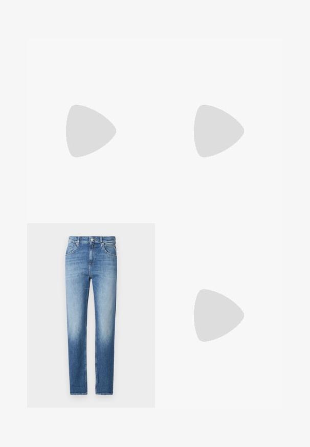 Replay LOGO - T-shirts basic - black; Lyseblå denimjeans med lige pasform, falmet tekstur, fem lommer og knaplukning i taljen. Distinktiv syningsdetalje.; Replay CAMDEN CITY - Sneakers - black; Metallic grå skuldertaske i halvmåneform med kædestrop og en diamantlogo-patch. Glat overflade og lynlåslukning.