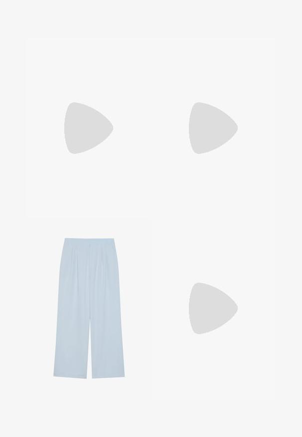 Polo en vert menthe clair avec imprimé de club de golf marine, manches courtes et col classique, fabriqué en tissu doux et respirant.; Pantalons larges bleu clair en matériau lisse, avec des plis à l'avant et une taille élastique pour plus de confort.; Mocassins en cuir marron avec un talon plat, ornés d'un accent métallique décoratif à l'avant, au design épuré et à la texture lisse.; Montre en métal argenté avec un cadran bleu brossé, des index heures blancs et un affichage de la date. Comprend un bracelet métallique à maillons et le logo de la marque.