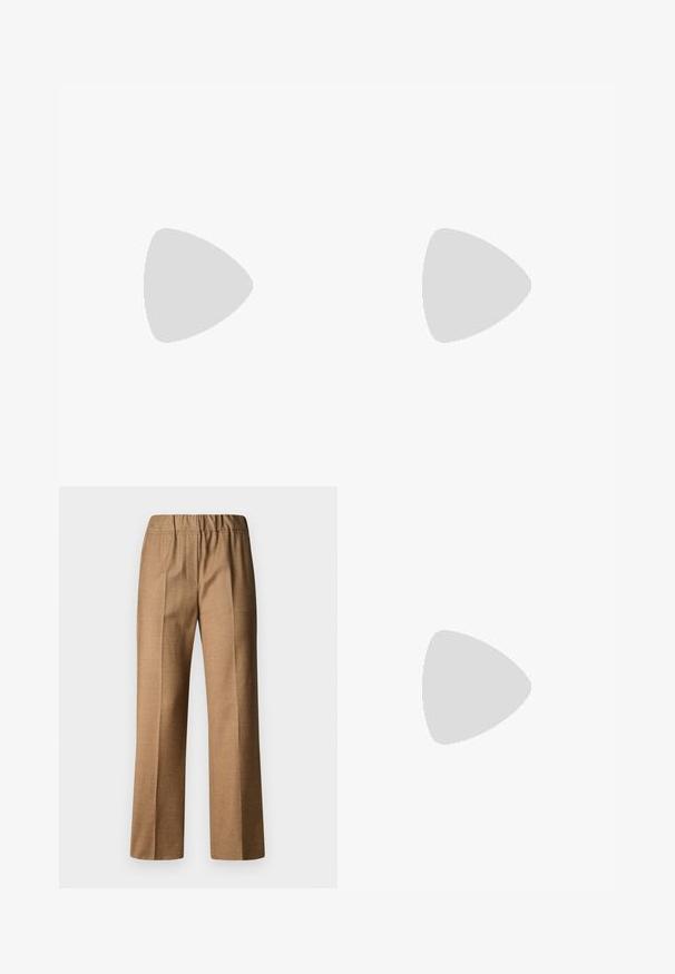 Αμάνικο τοπ διακοσμημένο με παγιέτες σε πλούσιο καφέ, με λείο καφέ ύφασμα στις άκρες και λαμπερές χαλκούς λεπτομέρειες στην μπροστινή επιφάνεια.; Καφέ, υφασμένα παντελόνια με χαλαρή εφαρμογή, με φαρδιά ποδιά και ελαστική μέση. Ραμμένο σχέδιο με πιέτες μπροστά.; Μακριά καφέ σουέτ και ύφασμα μπότες με χαμηλό μαύρο τακούνι και στρογγυλή μύτη, εμφανίζεται σε πλάγια όψη σε λευκό φόντο.; Rabanne Τσάντα χειρός - silver