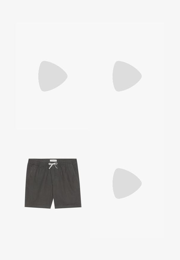 Polo navy de algodón con una cremallera corta y un detalle de rayas amarilla, blanca y negra. Presenta un pequeño logo en el pecho.; Bañador gris hecho de una tela suave, con una cinturilla elástica y un cordón blanco, detalles de costura y bolsillos laterales.; Zapatilla de cuero marrón con suela de goma blanca, cordones negros y logo en relieve en amarillo. Presenta una punta redondeada y una superficie lisa.; Bolso bandolera beige con una textura mate suave, forma rectangular, correa negra ajustable y un bolsillo delantero con cremallera. Marcado con "PIER ONE."