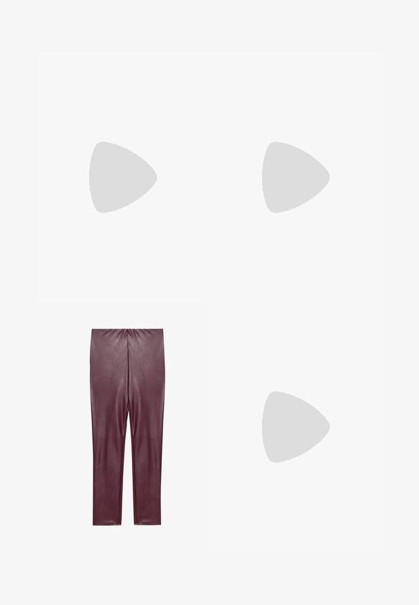 Schwarzes, schulterfreies Langarmoberteil mit gerippter Textur und asymmetrischem Saum, das ein enganliegendes Design und einen weichen Stoff zeigt.; Burgunderfarbene Leggings aus Kunstleder mit glatter Textur, hoher Taille und enganliegendem Design, das bis zu den Knöcheln reicht, ohne zusätzliche Details.; Hellgraue Sneaker aus Wildleder und Mesh, mit drei weißen Streifen, runder Zehenpartie und einer Sohle aus Gummi. Goldenes Logo-Detail nahe der Schnürsenkel.; Grünes Tanktop mit Spitzenbesatz an den Schultern und am Ausschnitt, in einem figurbetonten Design und aus weichem Stoff. Kombiniert mit hellen Hosen.