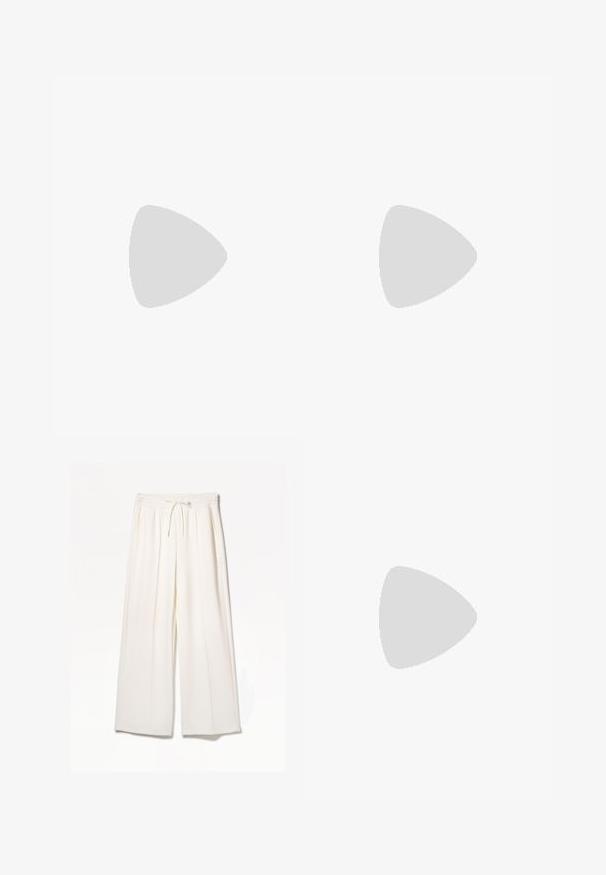 Różowa bawełniana koszulka z krótkim rękawem, okrągłym dekoltem i luźnym krojem. Gładka tekstura i prosty design, odpowiednia na codzienne noszenie.; Białe szerokie spodnie z lekkiego materiału, z elastycznym paskiem, sznurkiem i bocznymi kieszeniami, bez widocznych wzorów.; Biała sandał na wysokim obcasie z masywnym słupkiem, z paskowym wzorem i wiązaniem przy kostce. Gładka faktura z platformą z przodu dla dodatkowej wysokości.; Torebka z brązowego zamszu z dwoma długimi uchwytami, prostokątnym kształtem i dekoracyjnym przeszyciem. Posiada boczny pasek oraz subtelne akcenty w kolorze złotym.