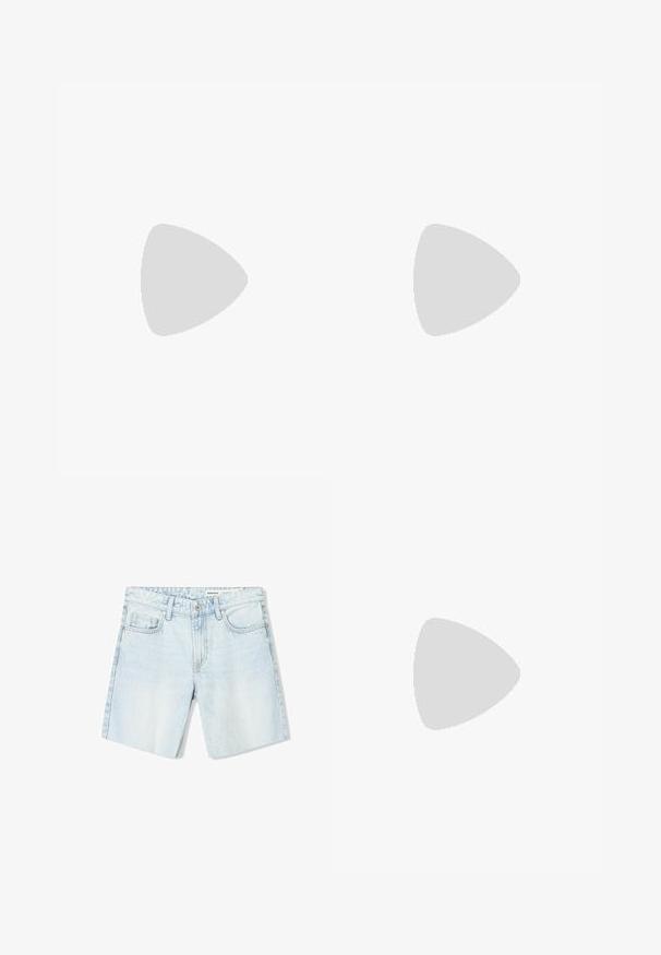 Witte katoenen t-shirt met een ronde hals, korte mouwen en een zwart Puma-logo op de linkerborst.; Lichtblauwe denimshorts hebben een klassieke snit, vijf zakken, een knoopsluiting en rafelige zomen. De stof lijkt zacht met een vervaagd uiterlijk.; Rode suède sneakers met witte accenten, met een textuurmateriaal, ronde neus en een gouden logo aan de zijkant, gedragen met zwarte broek.; Cat-eye zonnebrillen met een matte zwart plastic frame, donkere lenzen en een gouden logo-accent op de poot. Hoekig ontwerp en een soepele textuur.