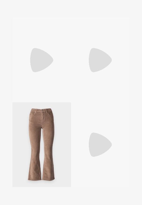 GAP Petite CROP TEE - Tricou basic - black/white; Pantaloni evazați din catifea mare maro, cu o textură în pânză, având talie înaltă, cinci buzunare și închidere cu buton în față.; Adidași albi din material sintetic neted, cu vârf rotunjit, design cu șireturi, talpă plată și detalii perforate subtile.; Genți negre cu o formă structurată, textură netedă și un închizător metalic. Asortată cu pantaloni negri largi și sandale cu vârf deschis pe un podea din lemn.