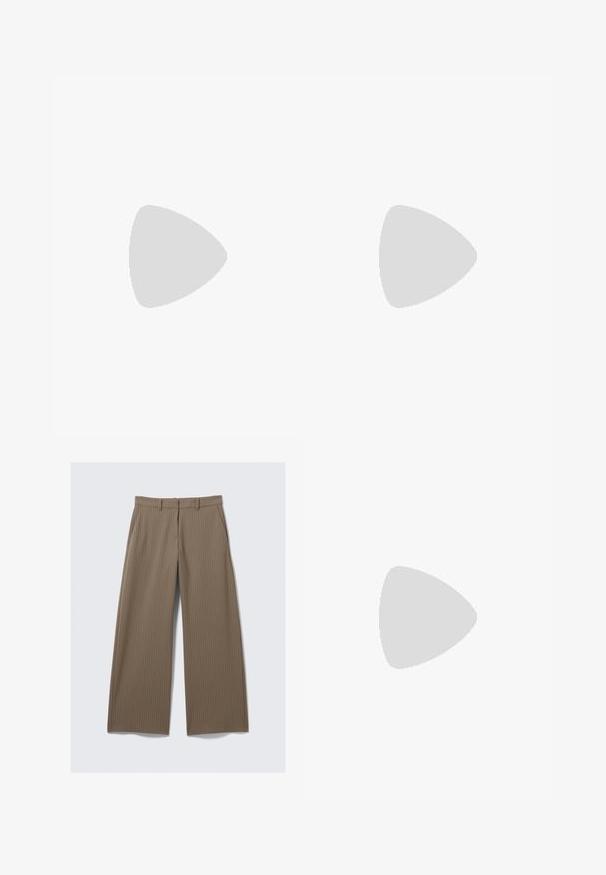 Maglione bianco corto con colletto a polo, dotato di una patta con quattro bottoni e maniche lunghe. Realizzato in tessuto morbido e testurizzato.; Pantaloni larghi a righe marroni con una texture liscia e un design classico, dotati di una vita e pieghe frontali per una vestibilità su misura.; Flip-flop trasparente con tacco, caratterizzato da un design a sottile cinturino, con una soletta nera e dettagli marrone chiaro, che offre un'estetica minimalista.; Shawl lavorato a maglia in lana beige, con un design a strati e texture caratteristico, con un taglio angolare. Indossato sopra una maglietta nera e jeans blu.
