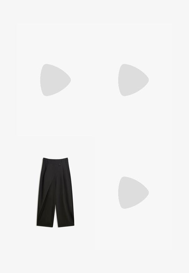 Débardeur rose à côtes avec un contour en dentelle festonnée le long de l'encolure et des emmanchures, présentant un design ajusté et une texture douce.; Pantalons noirs à jambe large en tissu lisse. Comprend un pli avant, une fermeture à bouton et une taille ajustée pour un ajustement épuré.; Mules lilas à talons avec une tige en plastique transparent et un talon bloc transparent. Texture lisse, design à bout ouvert, forme minimaliste.; Lunettes de soleil en plastique transparent avec verres gris, de forme rectangulaire, logo "Versace" en relief sur les branches, présentant un design moderne.
