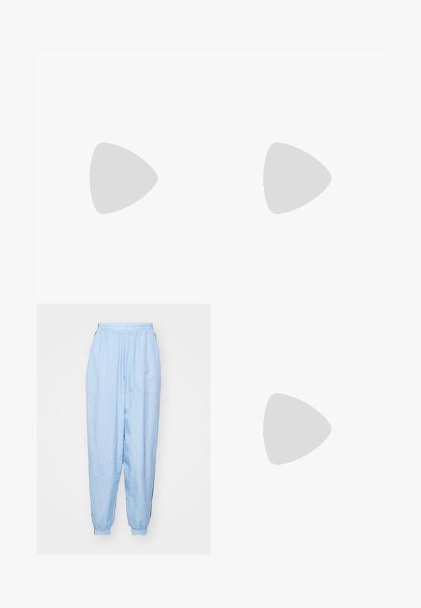 adidas Originals TEE - Navadna majica - blue; Svetlo modri, lahki hlače za tek z elastičnim pasom, elastičnimi zaprtji, stranskimi žepi in teksturirano površino. Črne stranske črte za poudarek.; Črno-bele športne čevlje z zgornjim delom iz usnja in semiša, ki imajo tri bele črte in gumijast podplat. Par je kombiniran z belimi nogavicami.; Srebrni obročasti uhani s poliranim finišom, ki se ponašajo s krožno zasnovo in brezšivnimi tečaji ter gladko teksturo.