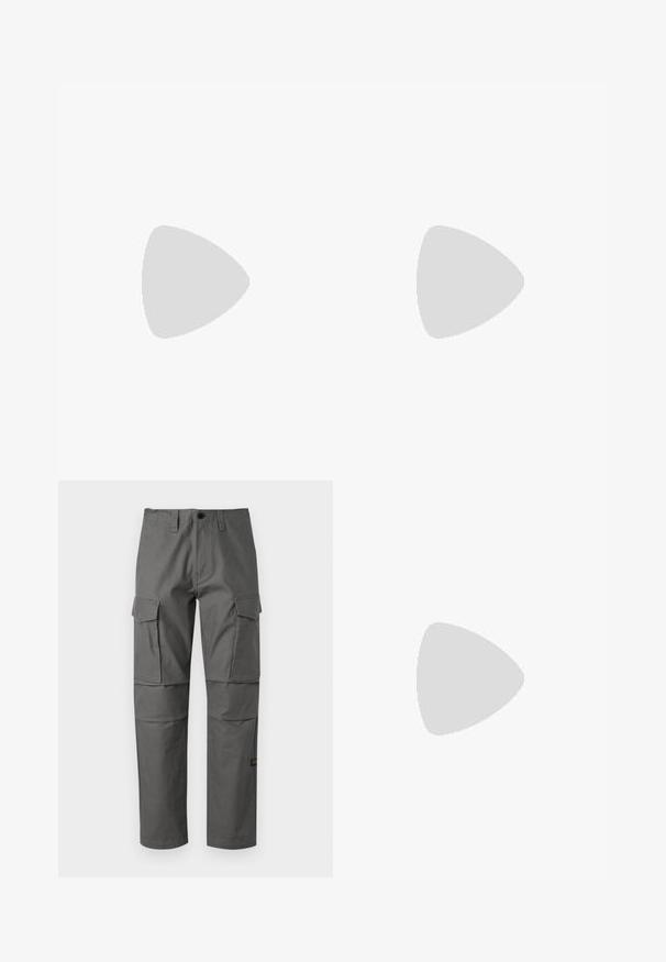 Jack & Jones PREMIUM JPRBLAHARVEY INFO TEE CREW NECK UNISEX - Marškinėliai su spaudiniu - black; Pilkos krovinių kelnės, pagamintos iš patvarios medžiagos, su tiesiomis kojomis, keliais šonais kišenėmis ir matomais siuvimo detalėmis.; Juodos odinės kojinės su apvalia nosimi, raištelių dizainu ir storu, tekstūriniu padu. Dėvimos su pritaikytomis juodomis kelnėmis ir liniuotėmis megztiniu.; Juodi stačiakampiai akiniai nuo saulės su tamsiais lęšiais. Blizgi rėmelis, tiesios kojelės su lengvu lenkimu. Minimalistinis dizainas, be puošmenų.