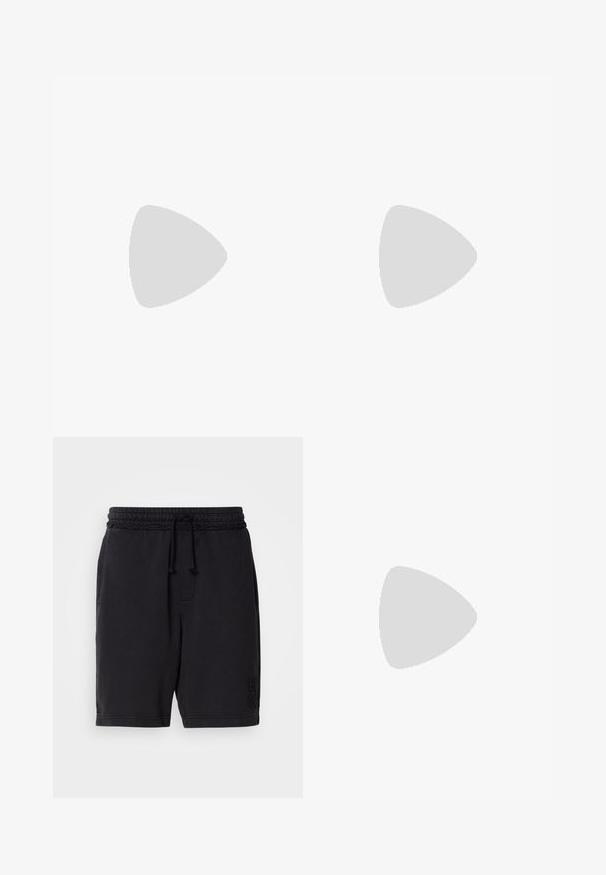 Lys grøn bomulds t-shirt med rund halsudskæring. Har broderet "HU GO" logo i matchende farve på forsiden. Korte ærmer.; Sorte bomulds shorts med elastisk talje og snøring. Har sidelommer og diskret præget branding på nederste venstre ben.; Grå ruskindssneaker med sorte accenter, der har en tekstureret overflade, snørebånd foran og en guld logo detalje på siden.; Sort canvas tote bag med to håndtag, prydet med et iøjnefaldende rødt rektangulært mærke mærket "HUGO." Enkel design med synlig syning.