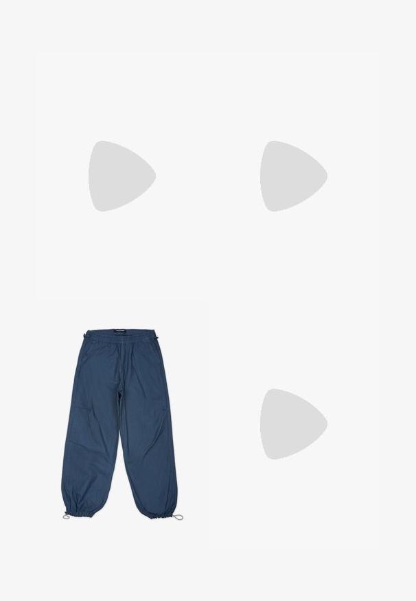 Camisola de manga longa em algodão verde escuro com decote redondo, apresentando um emblema amarelo na parte superior das costas. Corte simples e relaxado.; Calças leves azuis com cintura elástica, bolsos laterais e punhos ajustados. O tecido possui uma textura suave com costuras mínimas visíveis.; Sapatilha de couro branca com detalhe em camurça preta, bico redondo, sola plana de borracha castanha e logotipo em relevo dourado na lateral. Cadarços e colarinho acolchoado.; Saco tote acolchoado preto com uma grande abertura, formas curvas na superfície e uma etiqueta com texto amarelo e branco na parte da frente.