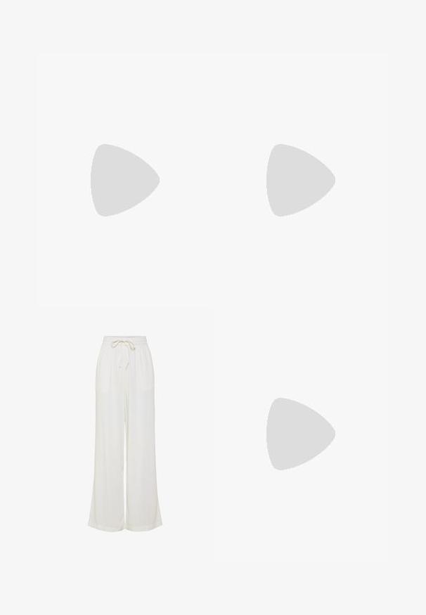 Långärmad polokrage i off-white, tillverkad av mjukt, stretchigt tyg. Slimmad design med jämn textur och minimala sömnadsdetaljer.; Vita vida byxor i en lättviktsmaterial, med elastisk midja och dragsko, samt två sidofickor.; Vit högklackad sandal med en kraftig klack, med ett remdesign och ankelband. Slät textur med en plattform framtill för ökad höjd.; Beige vävd stråväska med vit läderdetalj, dubbla kedjehandtag i guld och rektangulär form. Ytan har ett texturerat mönster.