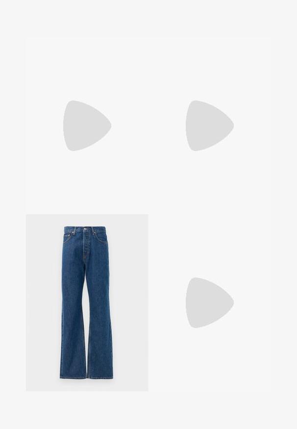 Hvid bomulds T-shirt med et blåt grafisk motiv af seks frugtbilleder: tre æbler og tre pærer, der varierer i form og størrelse.; Blå denim flared jeans med høj talje, der har fem lommer, en sølvfarvet knaplukning og synlige stikninger.; Paul Smith TOPANGA - Ballerinasko - black; Mørkeblå læderhåndtaske med to lange håndtag, en spænde detaljer og en nøglering vedhæftet. Den har en glat tekstur og en rektangulær form.