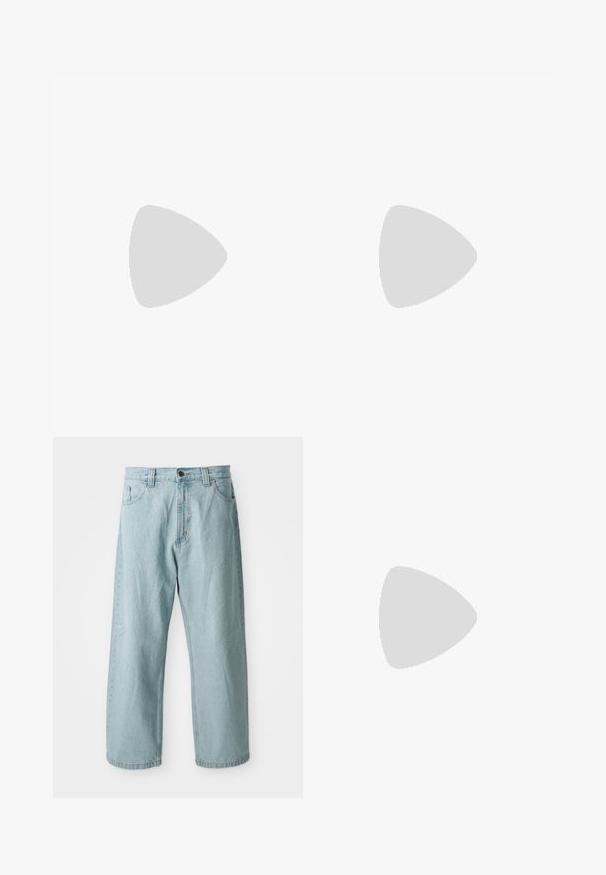 Fehér pamut póló rövid ujjakkal, kerek nyakkal, amelyen egy kis fekete Puma logó és a "PUMA CREW 48" felirat látható fekete színben az elején.; Világoskék farmernadrág széles lábbal. Öt zsebbel, elülső gombos és cipzáros záródással, valamint enyhén megfakult textúrával rendelkezik.; Fekete bőr mokaszin, rojtos díszítéssel, masszív fekete talppal és sárga varrással az élén. Texturált felület.; Háromrétegű ezüstszínű fém nyaklánc, letisztult, rugalmas láncokkal, enyhe fényességgel, homárkapoccsal rögzítve és állítható lánccal.